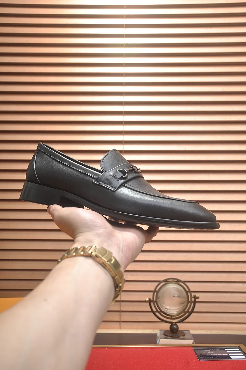 Men's men's shoes 💰540💶 [LV] (original single cowhide lining) 🍀LV's latest genuine leather business suit shoes are launched simultaneously on the official website. The first-layer cowhide imported from Italy is made of heavy gold, 💥official website 1:1 rubber outsole. Versatile to wear, high-end without losing class, and the color combination is extraordinary. This four-season style is alluring when worn on your feet, showing off your big-name flair. Standard code 38-45 (45 customized)